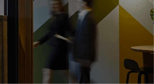 Imagem esboçada de pessoas andando dentro de um escritório